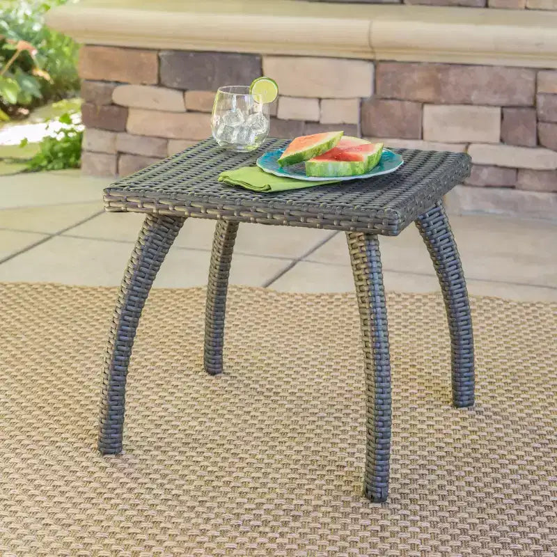 Table d'appoint d'extérieur en osier avec pieds incurvés